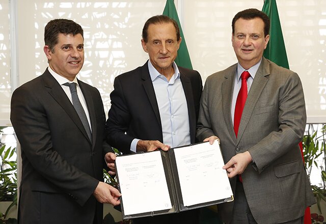 Cabral, Skaf e Kassab com o memorando que visa ao fomento de startups. Foto: Ayrton Vignola/Fiesp