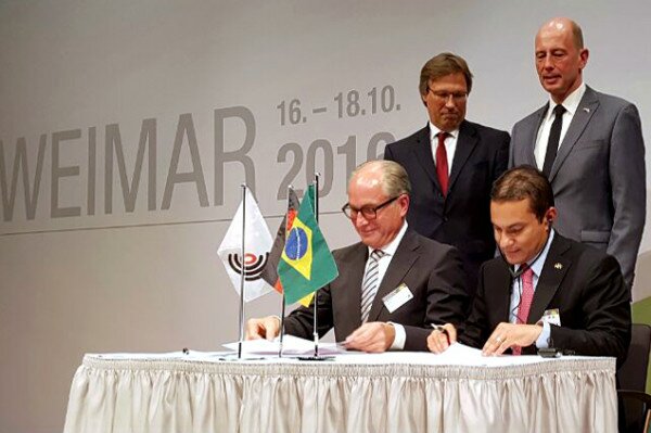 Titular do MDIC, Maros Pereira,, e o vice-presidente do Escritório Europeu de Patentes (EPO), Raimund Lutz, assinam declaração conjunta para implementação de um projeto-piloto sobre o compartilhamento de trabalho no exame de patentes - Foto: PRB
